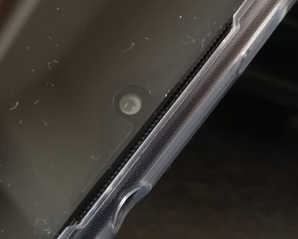 Redmi 9T の保護フィルムは、レンズを避けて貼られています。