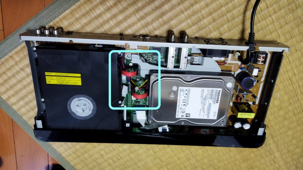 東芝ブルーレイ DBR-T350 HDD SATA コネクタ その２