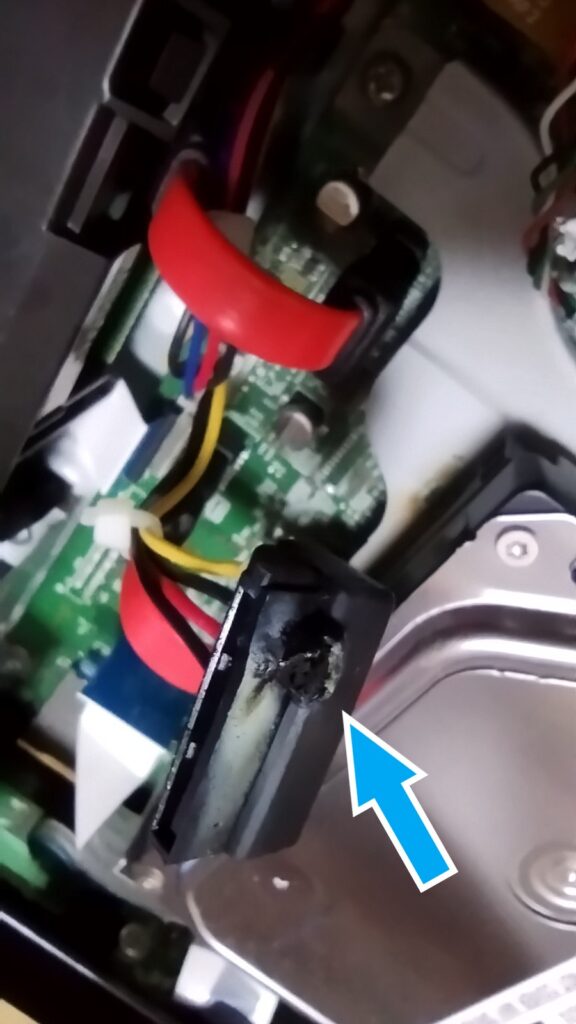 東芝ブルーレイ DBR-T350 HDD SATA コネクタ その４　熱で熔けたか爆発したか？