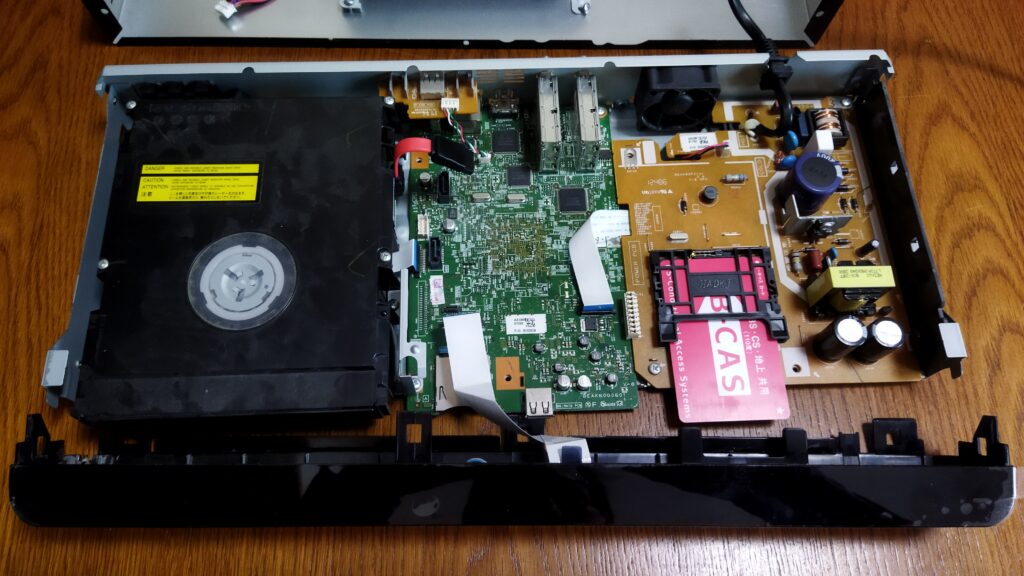 東芝ブルーレイ DBR-T350 本体 HDD を外した状態 その２　前面カバーを外したところ