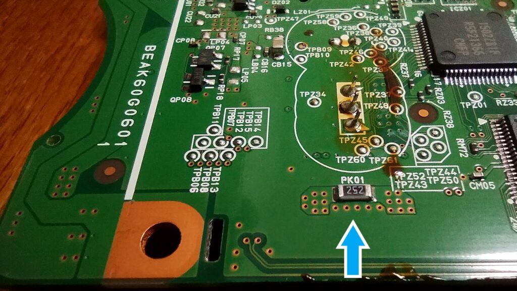 東芝ブルーレイ DBR-T350 基盤の裏側　下の矢印に注目　小さい部品 PK01 252