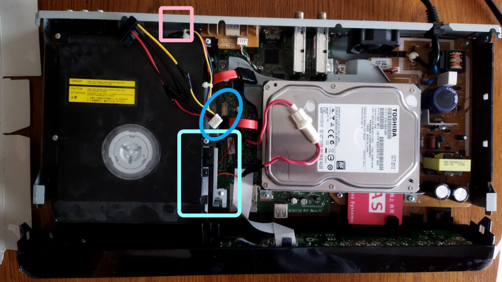 東芝ブルーレイ DBR-T350 HDD SATA ケーブルの取り付け　その２