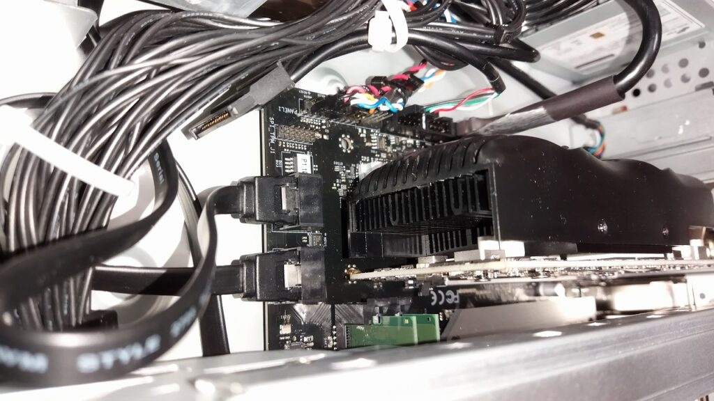MSI GeForce GTX 1050 Ti 4GT LP 長さ方向もギリギリ　SATA ケーブルと近い