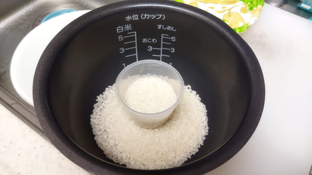 雑穀米-02＿白米を一合半入れます。