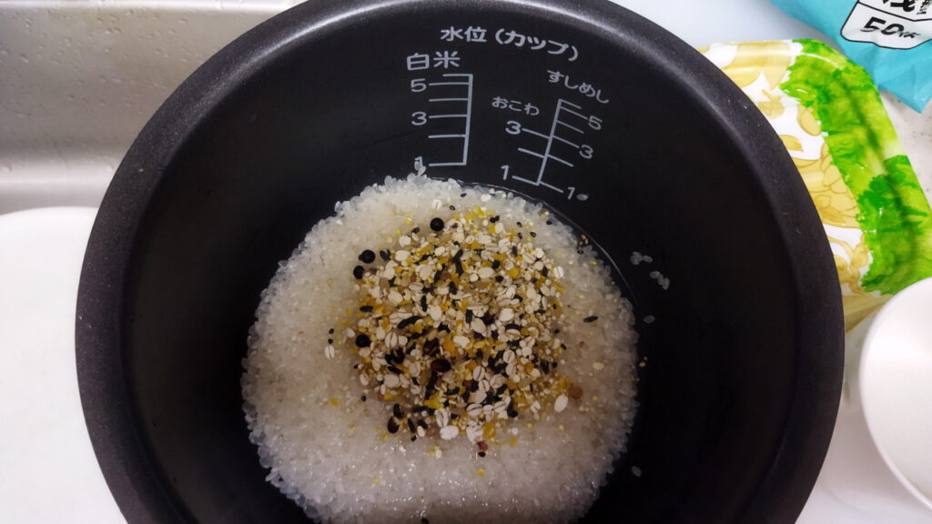 雑穀米-06＿お米を２回水洗ってから雑穀美人をスプーン３杯いれます。