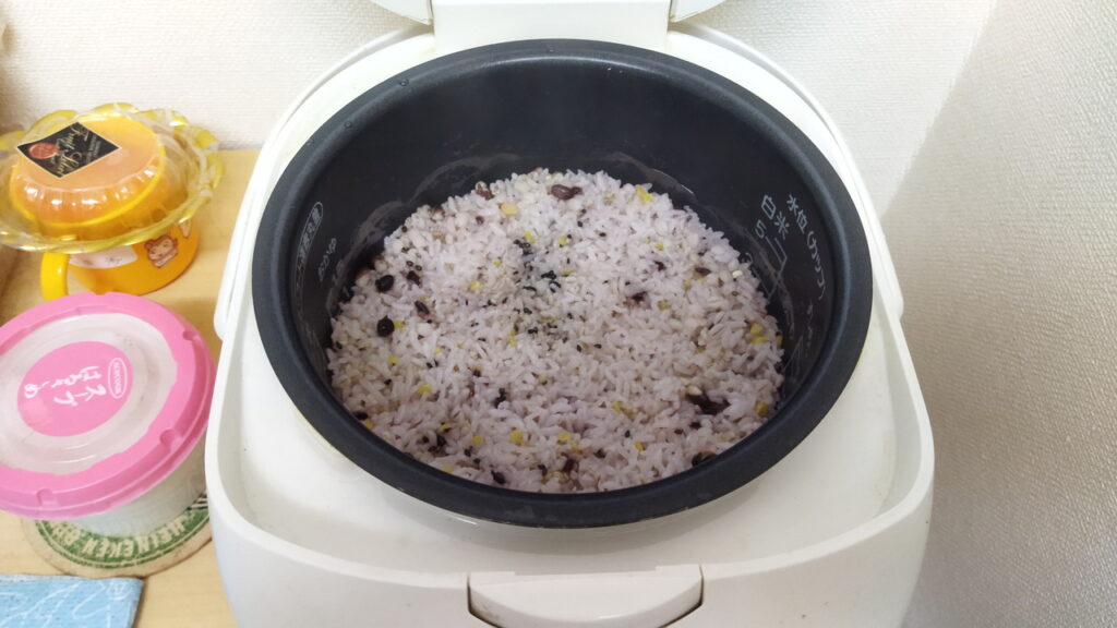 雑穀米-13＿雑穀により、紫色っぽくなれば成功です。