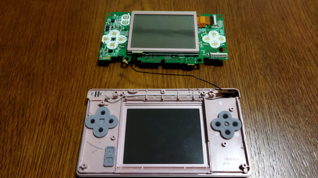 DS Lite 上側 LCD の FPC を基盤から取り外しました。