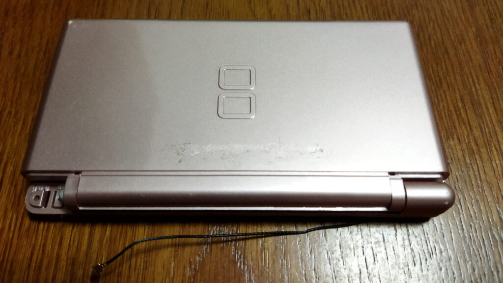 DS Lite 上側　約１ｍｍだけ外装カバーをずらします。