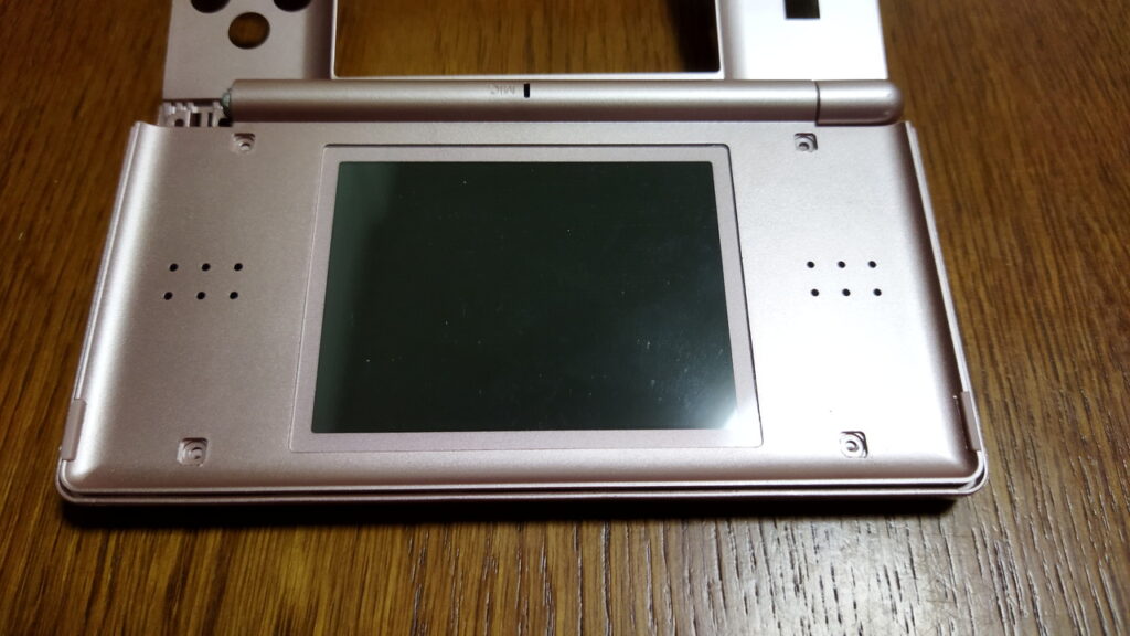 DS Lite 上側　約１ｍｍだけ外装カバーをずらします。