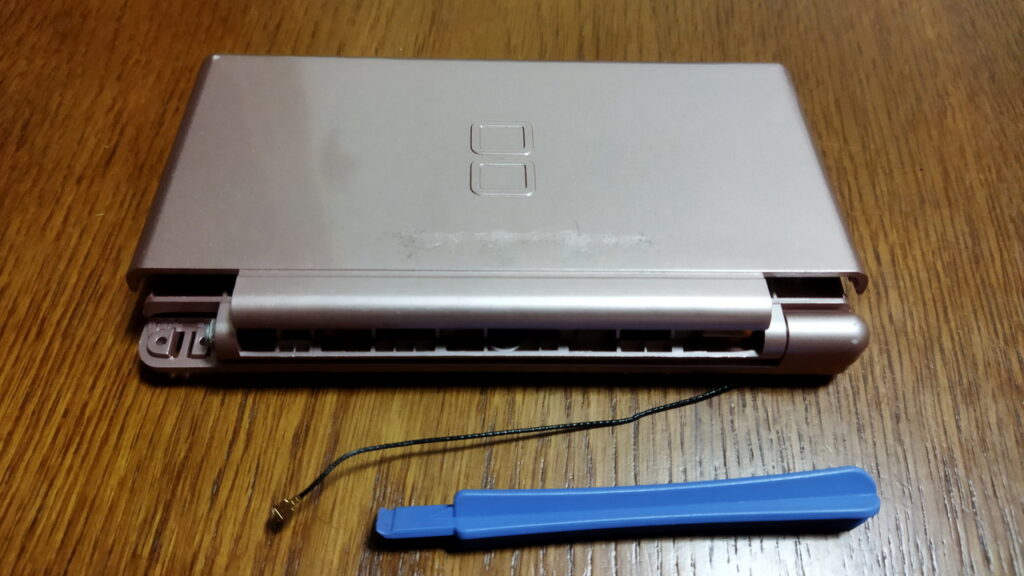 DS Lite 上側　外装カバーを開けます。