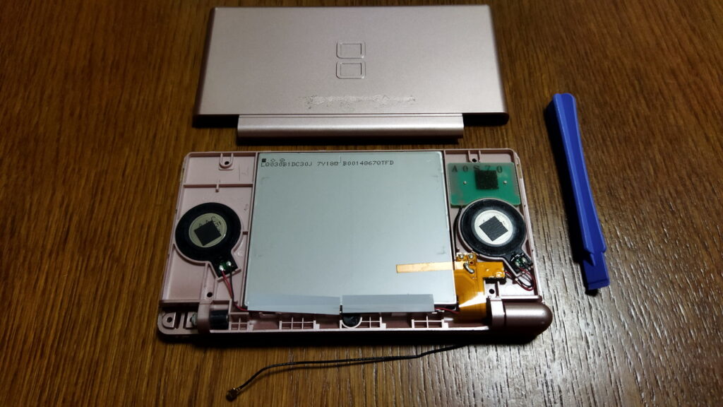 DS Lite 上側　カバーを外せました。