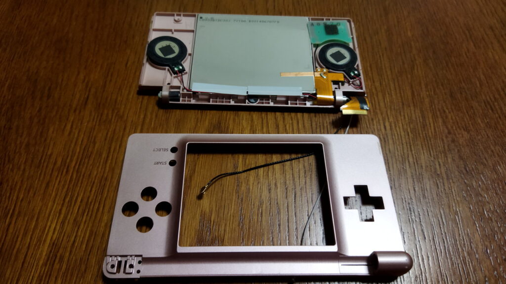 DS Lite 上側　FPC を出し入れする「細い線上の穴」は FPC幅より短い。