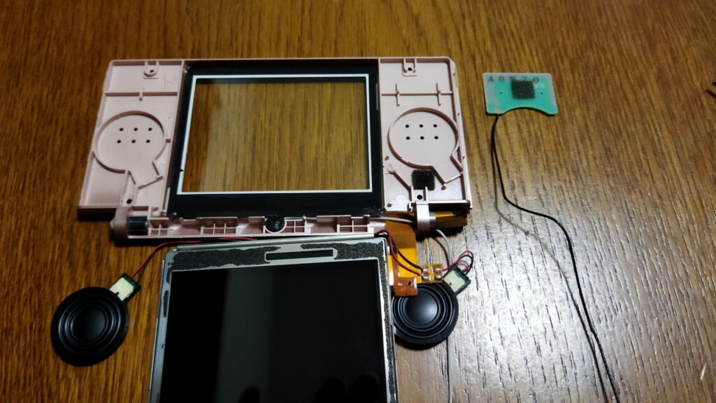 DS Lite 上側　LCD パネルを取り出しました。無線の黒い線も抜きました。