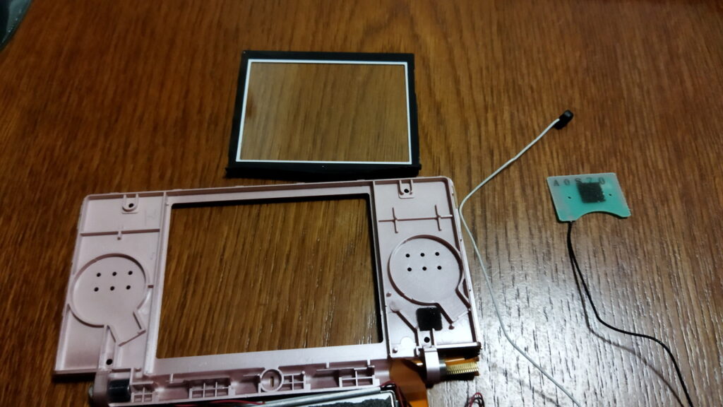 DS Lite 上側　LCD パネルを取り出しました。マイクの白い線と画面カバーも取りました。