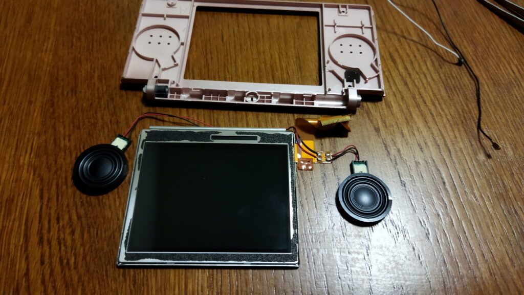 DS Lite 上側　LCD パネルのFPCを抜きました。この作業中に、オレンジ色の薄い FPC に切れ目を発生させる危険性が極めて高いです。