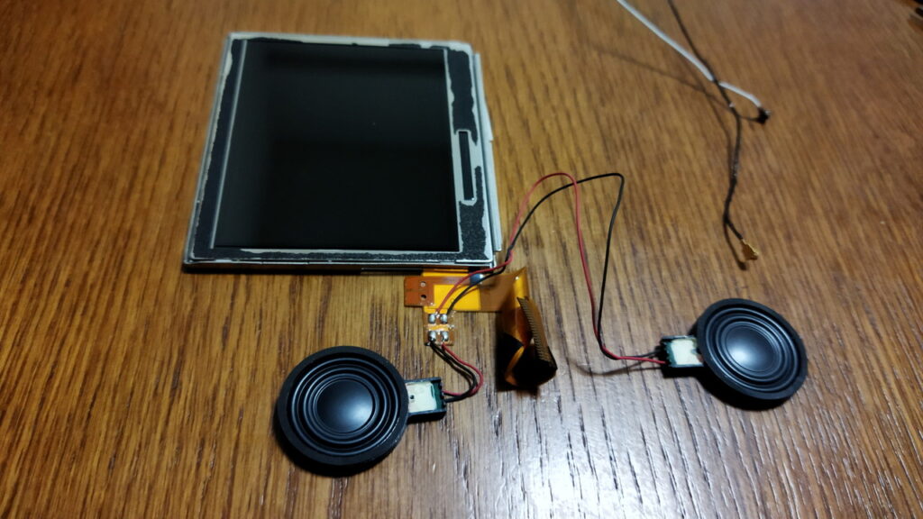 DS Lite 上側　LCD パネルに半田付けされているスピーカーを再利用するために取り外します。