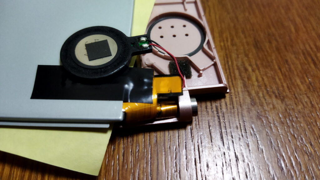 DS Lite 上側 LCD パネルのオレンジ色の FPC を丸めてトンネルを通します。