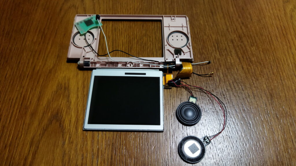 DS Lite 上側　LCD パネルのオレンジ色の FPC を丸めてトンネルを通しました。無線の黒い線とマイクの白い線もトンネルに通します。