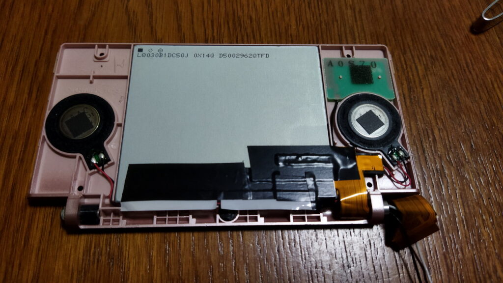 DS Lite 上側　LCD パネルとスピーカーを取り付けました。写真左のスピーカーは赤と黒の線を LCD の辺に沿わせた後で取り付けます。（線の長さがギリギリで短いからです。）
