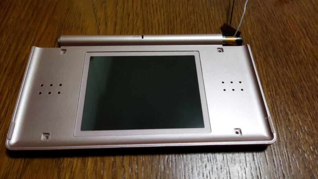 DS Lite 上側　ケースのずれを無くしてミゾに嵌（は）めました。（画面側）