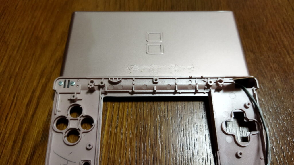 DS Lite ヒンジ（蝶番）と上側 LCD を支えるネジを取り付けます。