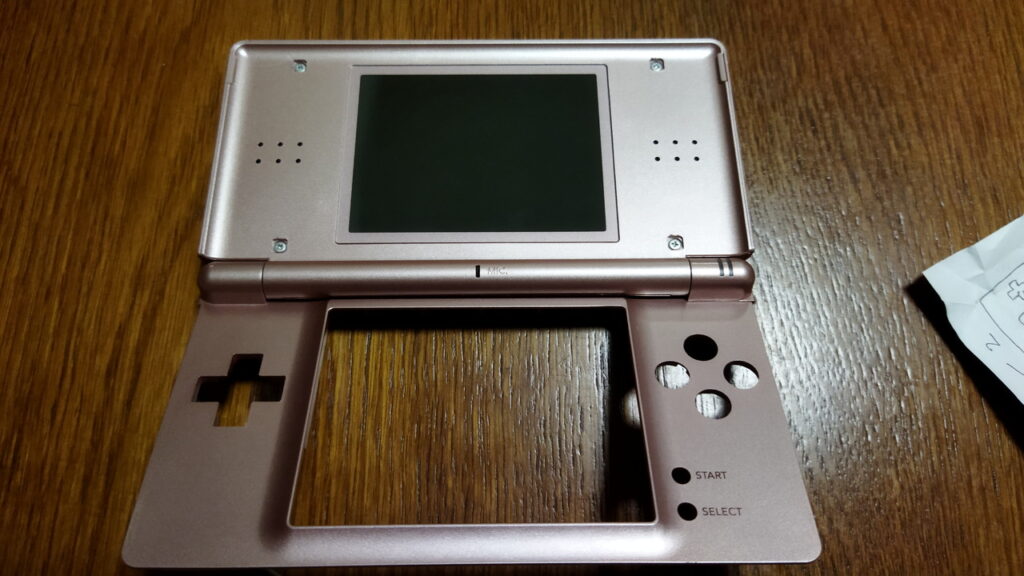 DS Lite 上側カバーのネジ（４か所）を取り付けました。