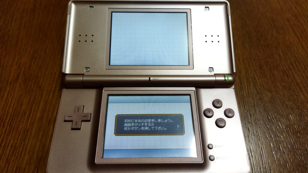 DS Lite POWER スイッチを優しく入れます。（腕力は絶対禁止）動かないときは失敗です。（やり直してください。）　POWER スイッチとボリュームスイッチの位置が合っていれば、電源を入れることができます。