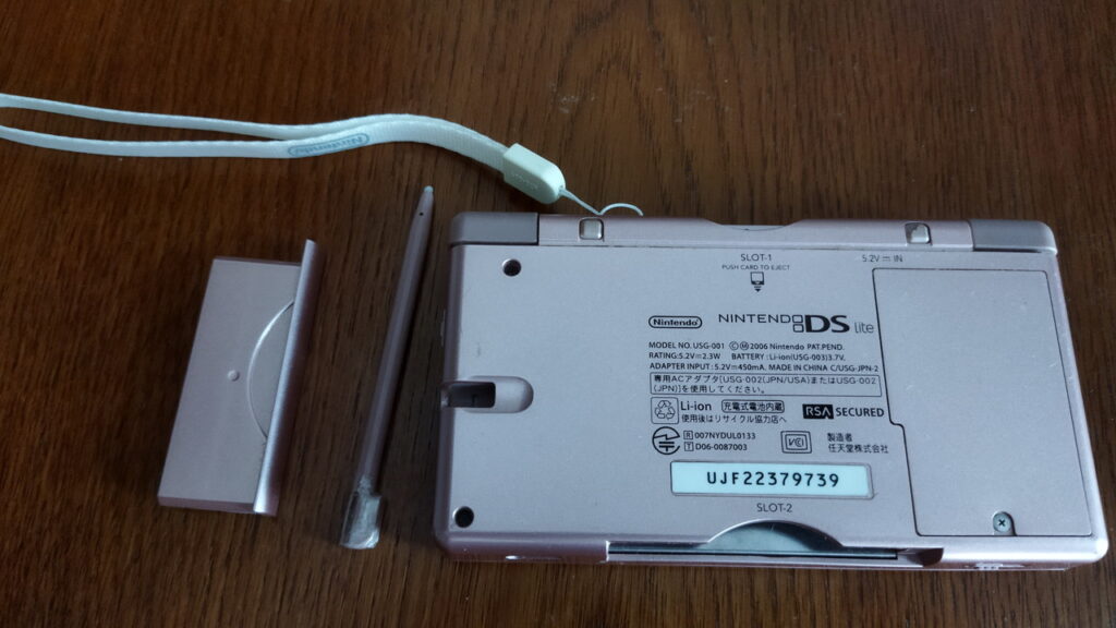 DS Lite 分解前に、タッチペンと ADVANCE スロットカバーを外します。