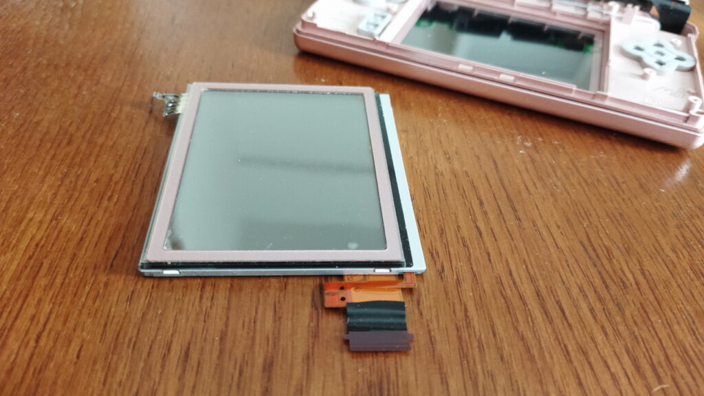 下側 LCD の FPC も切れやすいです。絶縁テープで補強します。