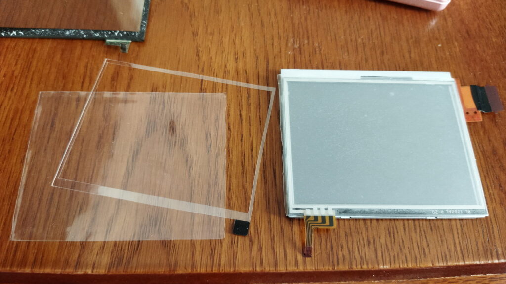 タッチパネルの離型フィルムをはがして、下側 LCD に貼ります。