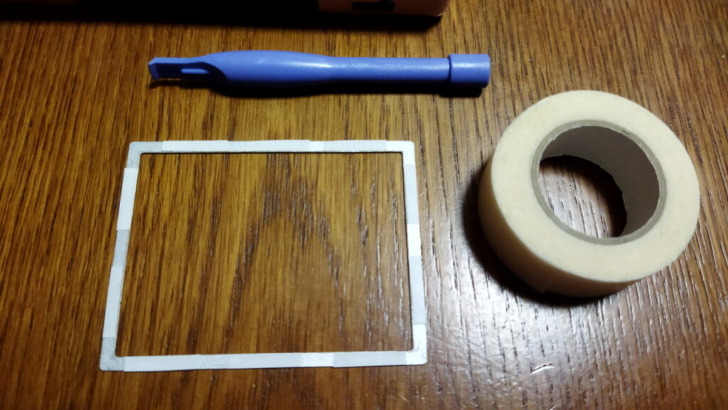 両面テープは、すきまを空けて貼ることを薦めます。また、可能ならば、画面の内側に対して、すきまを空けたいです。（ほこり付着防止）